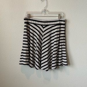 Patterned skirt with pockets